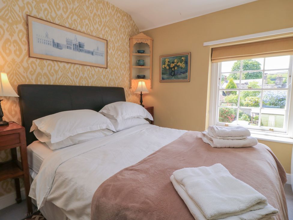 A bedroom with a bed and lamps at 4 Duck Street in Dorchester