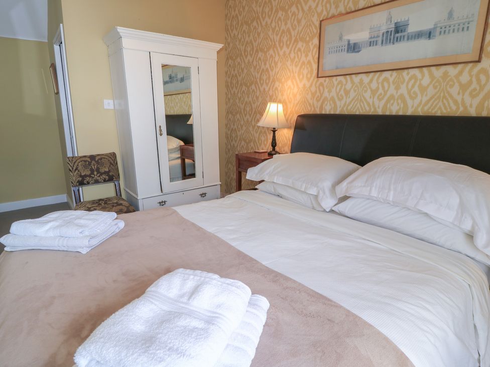 A bedroom with a bed and wardrobe at 4 Duck Street in Dorchester