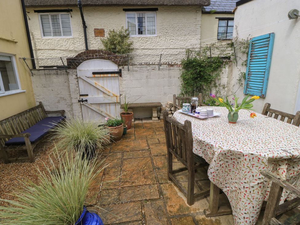 A garden with a table and chairs at 4 Duck Street in Dorchester