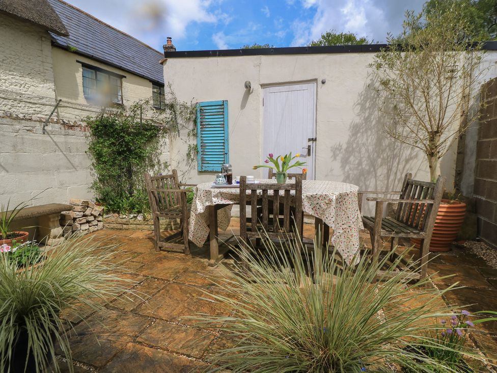 A garden with a table and chairs at 4 Duck Street in Dorchester
