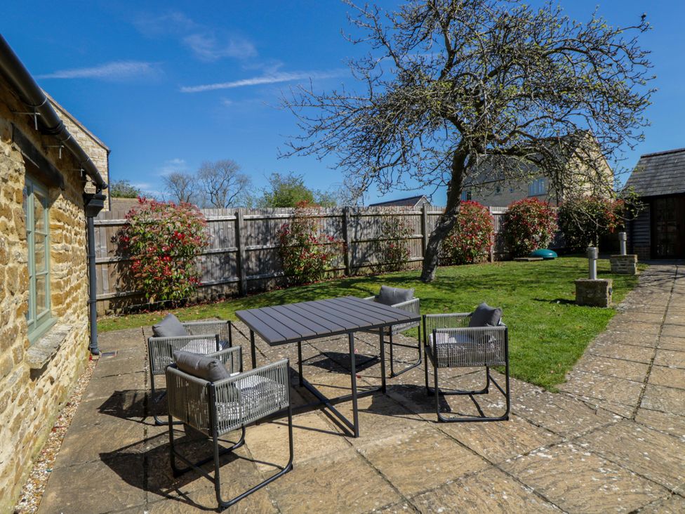 A garden with a table and chairs at The Tap Room in Kingham