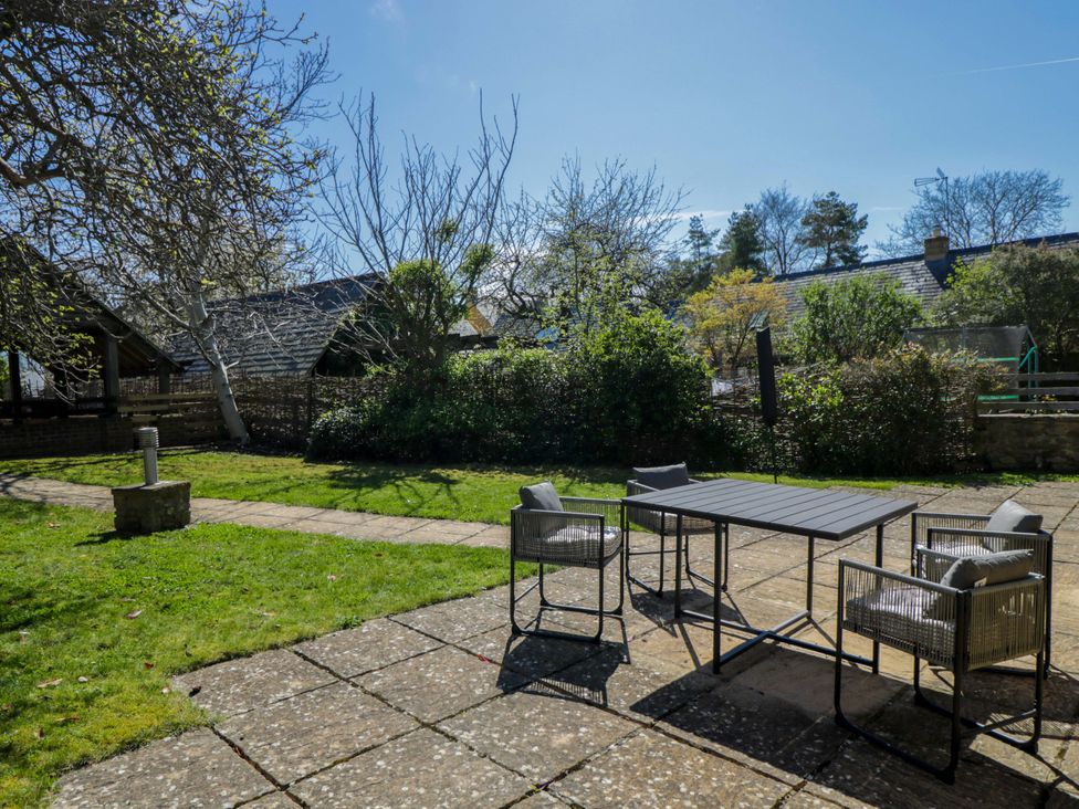 A garden with chairs and a table at The Tap Room in Kingham