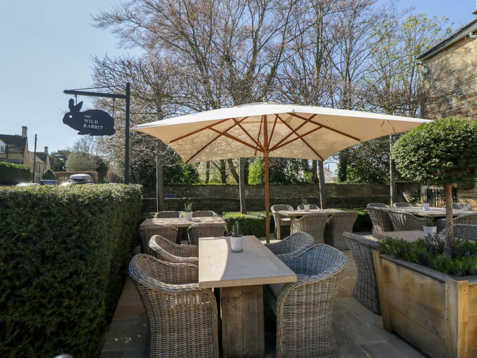 An outdoor seating area with tables and chairs at The Wild Rabbit in Kingham