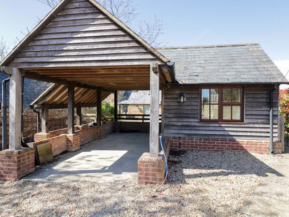An outdoor structure with a wooden roof and a gravel floor at The Tap Room in Kingham