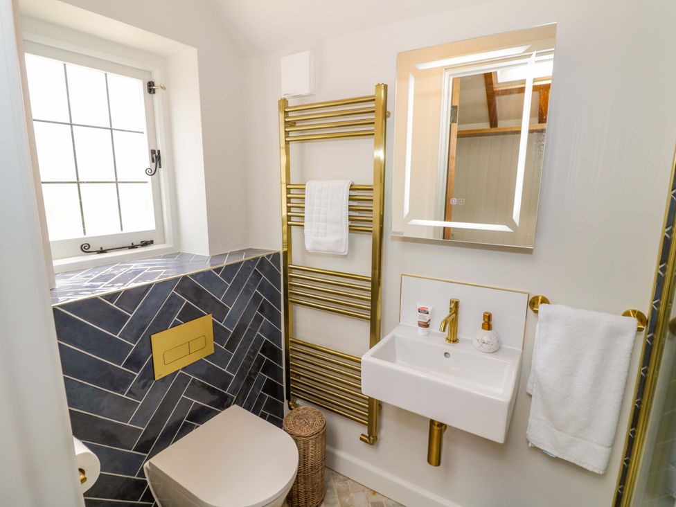A bathroom with a sink and toilet at Wyncliffe in Chipping Campden
