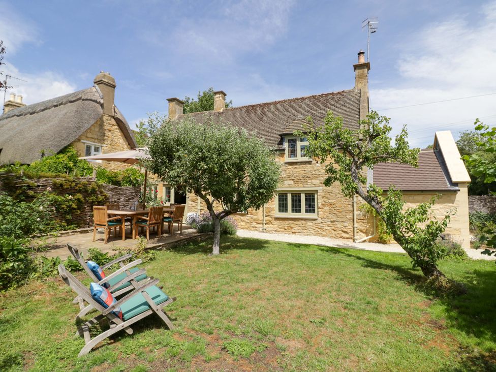 An outdoor area with chairs and a table at Wyncliffe in Chipping Campden