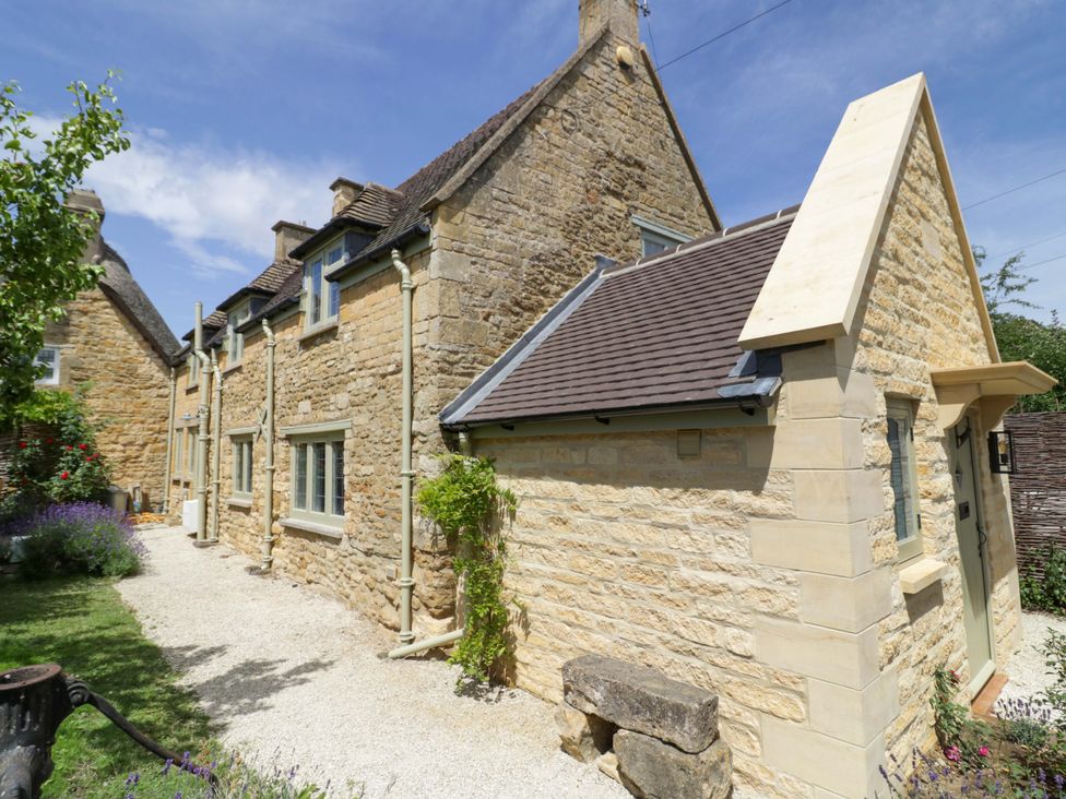 An exterior view of a stone house with garden at Wyncliffe in Chipping Campden