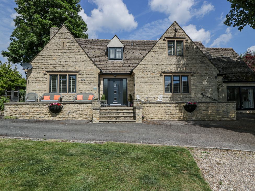 A house with stone walls and outdoor seating at Bell Garden in Stow-On-The-Wold