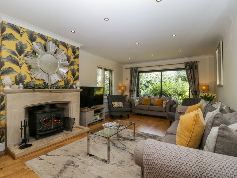 A living room with a fireplace and sofa at Bell Garden in Stow-On-The-Wold