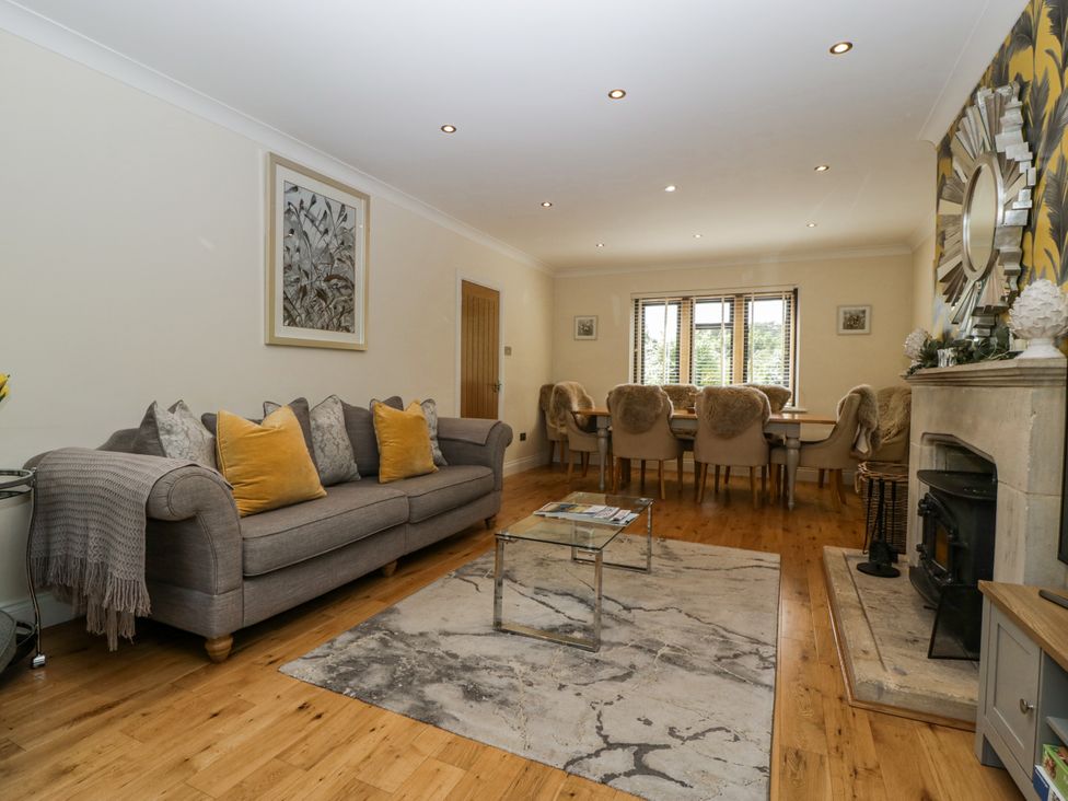A living room with a sofa and dining area at Bell Garden in Stow-On-The-Wold