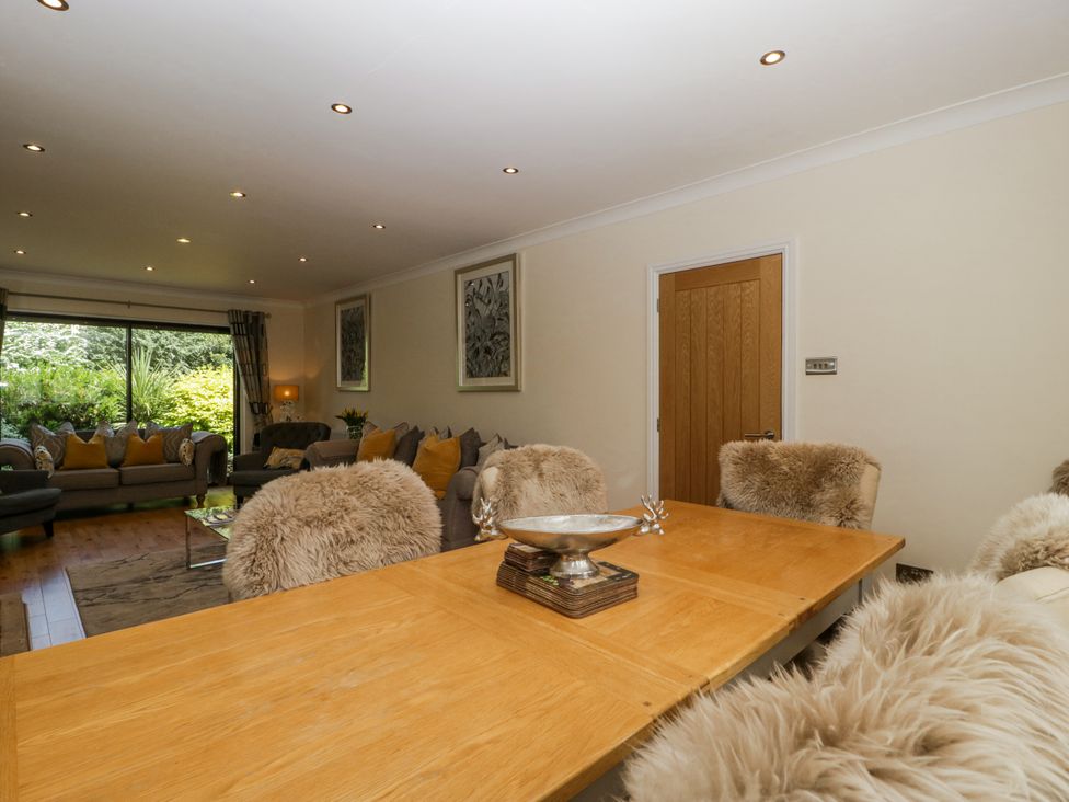 A living room with a sofa and dining table at Bell Garden in Stow-On-The-Wold