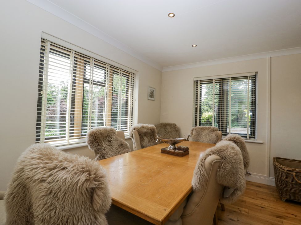A dining room with a wooden table and chairs at Bell Garden in Stow-On-The-Wold