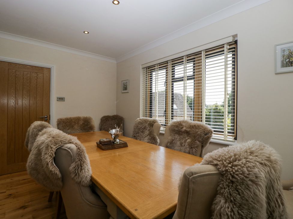 A dining room with a wooden table and chairs at Bell Garden in Stow-On-The-Wold