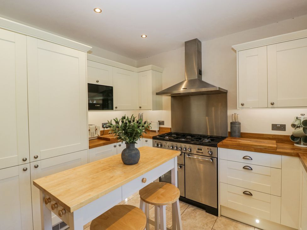 A kitchen with cabinets and appliances at Bell Garden in Stow-On-The-Wold