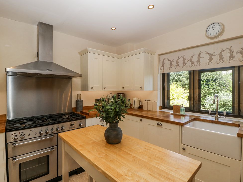 A kitchen with a stove and sink at Bell Garden, Stow-On-The-Wold