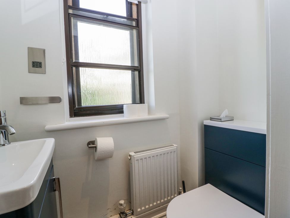 A bathroom with a sink and toilet at Bell Garden in Stow-On-The-Wold