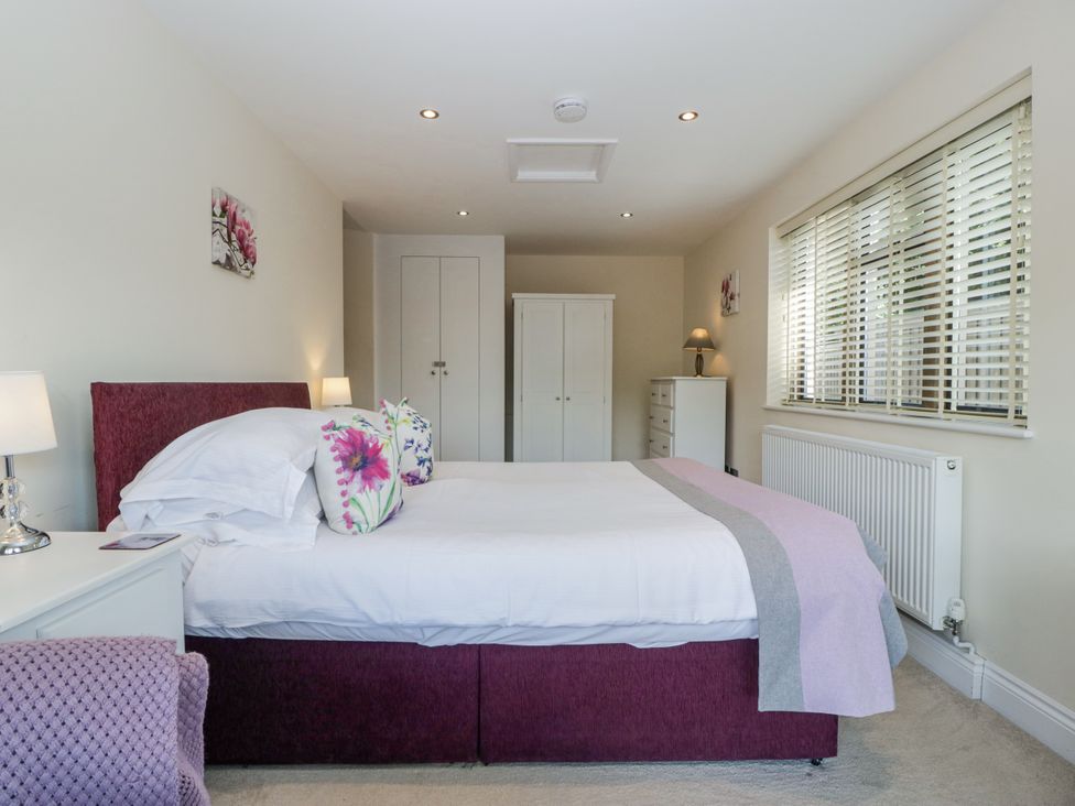 A bedroom with a bed and wardrobe at Bell Garden in Stow-On-The-Wold