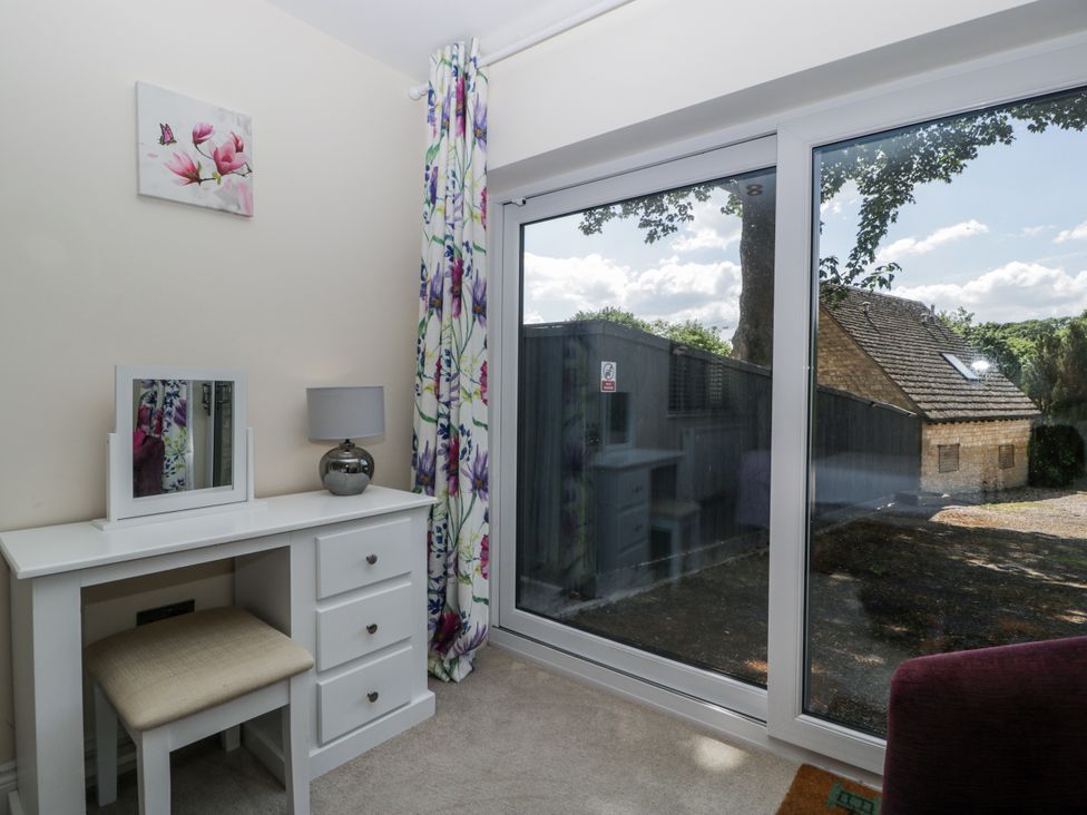 A bedroom with a desk and a window at Bell Garden in Stow-On-The-Wold