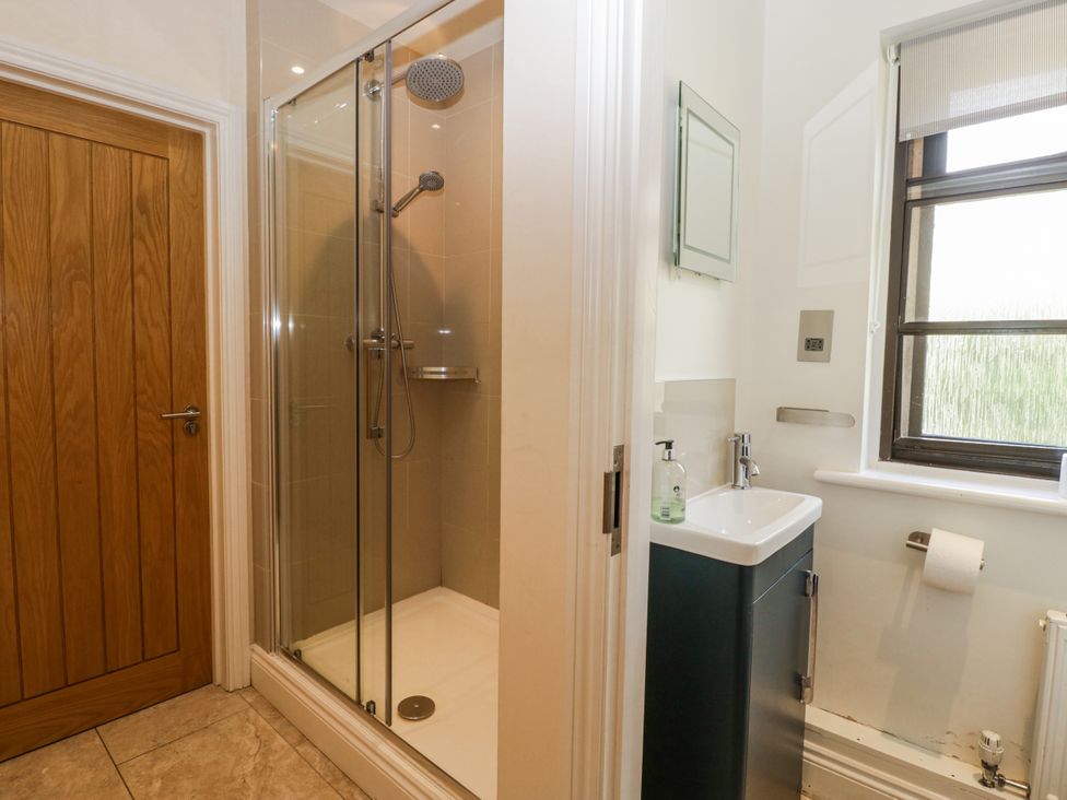 A bathroom with a shower and sink at Bell Garden in Stow-On-The-Wold