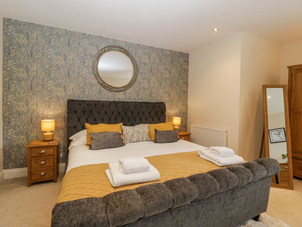 A bedroom with a bed and bedside tables at Bell Garden in Stow-On-The-Wold