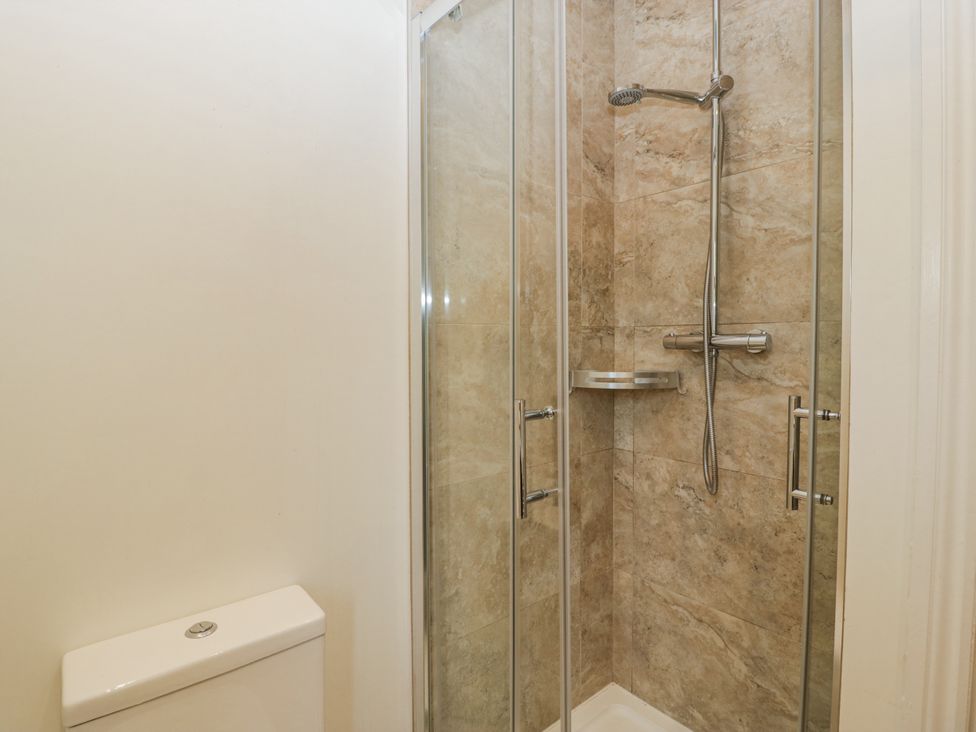A bathroom with a shower and a toilet at Bell Garden in Stow-On-The-Wold