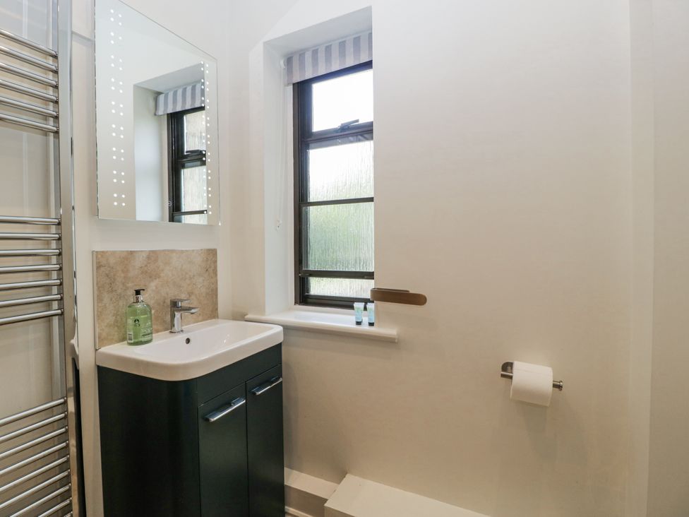 A bathroom with a sink and mirror at Bell Garden in Stow-On-The-Wold