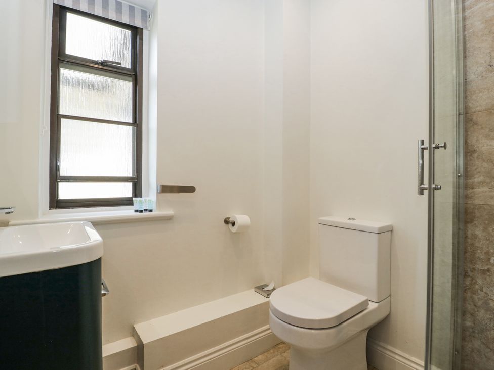A bathroom with a toilet and sink at Bell Garden Stow-On-The-Wold
