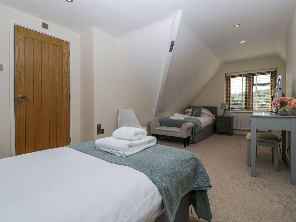 A bedroom with two beds and a window at Bell Garden in Stow-On-The-Wold