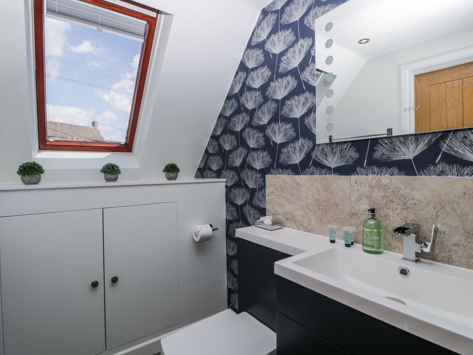 A bathroom with a sink and toilet at Bell Garden in Stow-On-The-Wold