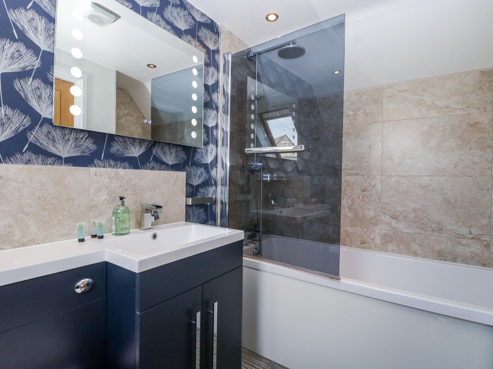 A bathroom with a sink and shower at Bell Garden in Stow-On-The-Wold