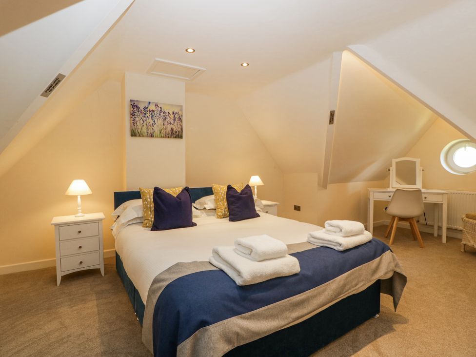 A bedroom with a double bed and a dressing table at Bell Garden in Stow-On-The-Wold