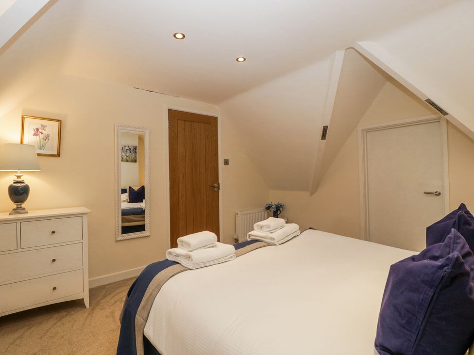 A bedroom with bed and lamp at Bell Garden in Stow-On-The-Wold