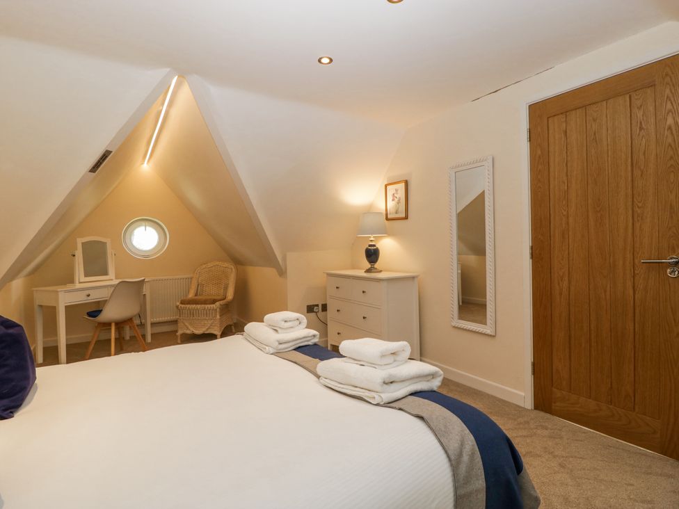 A bedroom with a bed and desk at Bell Garden in Stow-On-The-Wold
