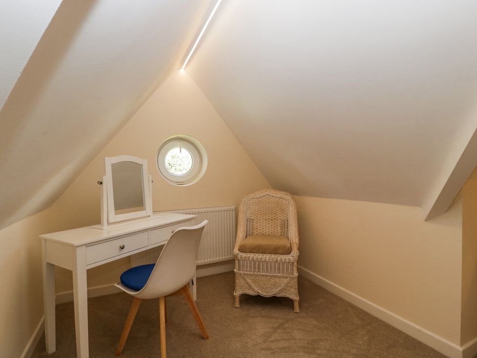 An attic with a desk and chair at Bell Garden in Stow-On-The-Wold