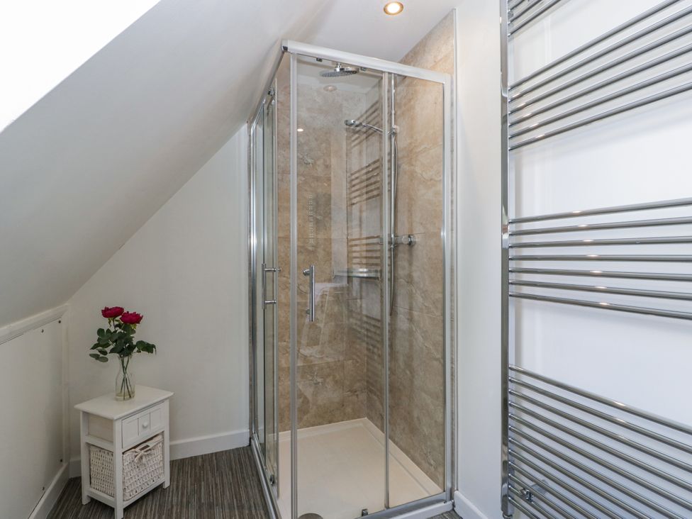 A bathroom with a shower and a plant at Bell Garden Stow-On-The-Wold