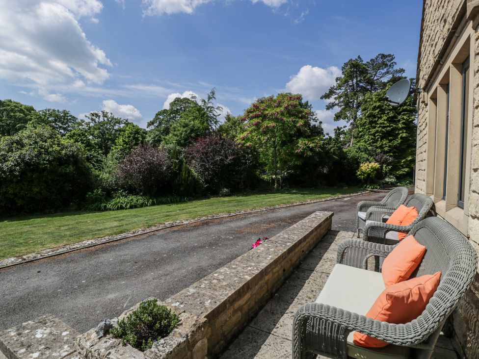 An outdoor seating area with couches and a garden at Bell Garden in Stow-On-The-Wold