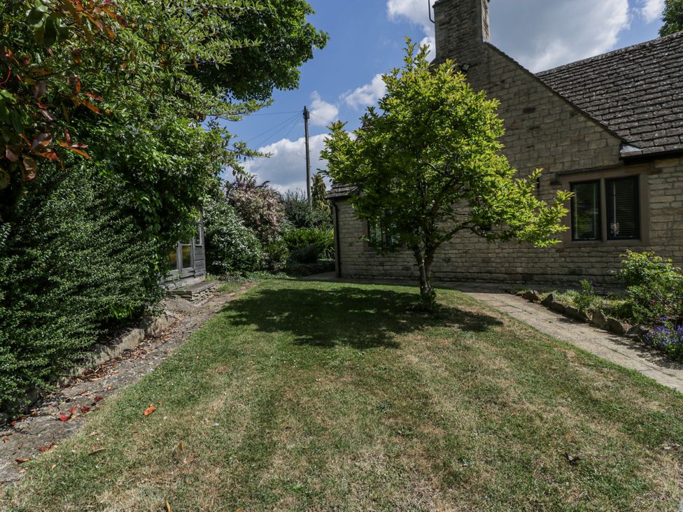 A garden with a house, tree and bushes at Bell Garden in Stow-On-The-Wold
