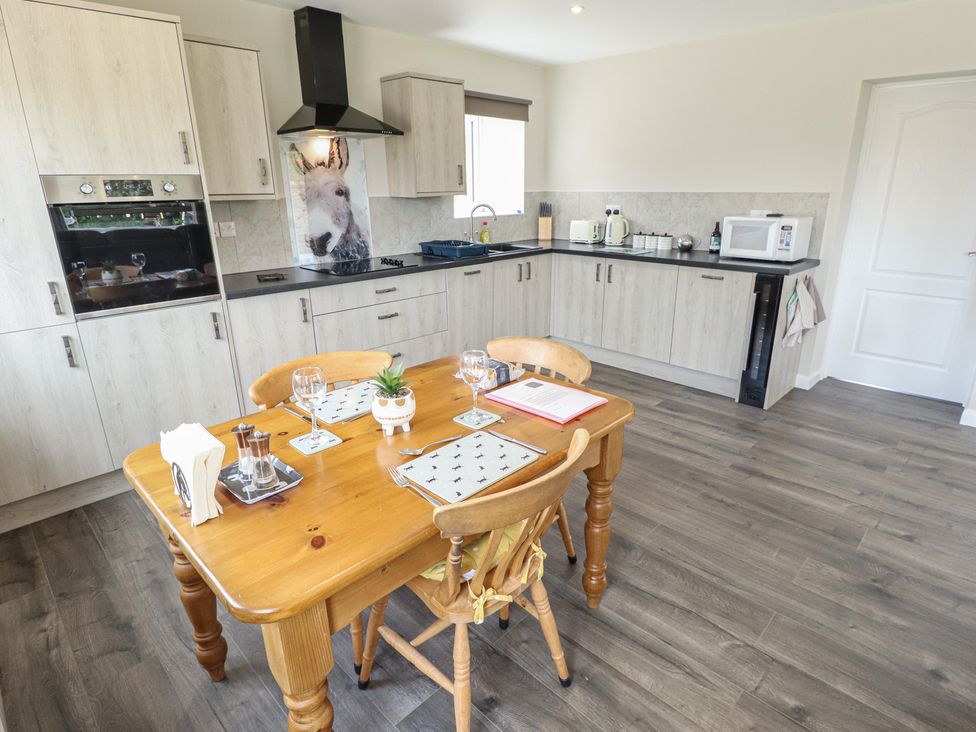 A kitchen with a dining table and chairs at The Old Stables in Folkingham