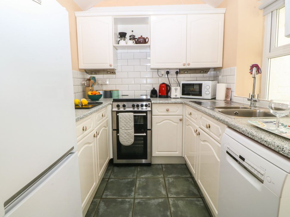 A kitchen with appliances and countertop at Maenllwyd Borth-Y-Gest near Porthmadog