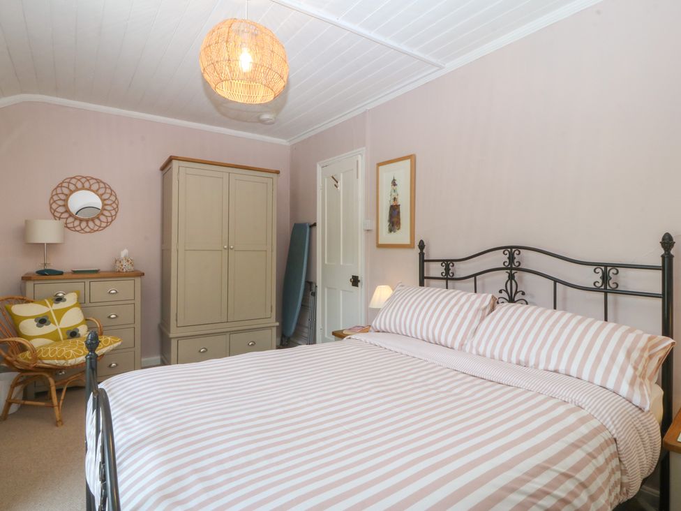 A bedroom with a bed and furniture at Maenllwyd in Borth-Y-Gest near Porthmadog