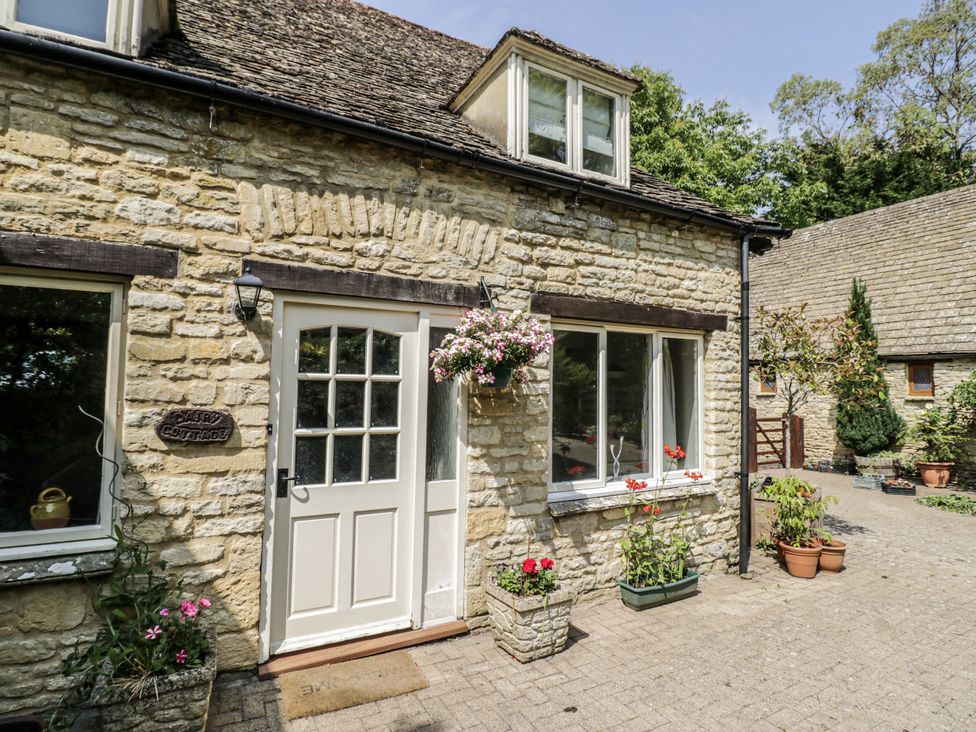 A house with flowers near the door at Dairy Cottage in Witney