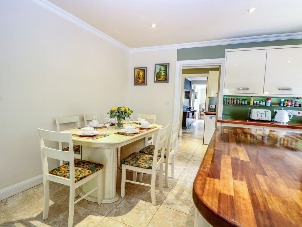 A dining area with a table and chairs at Birch Cottage in Brundall