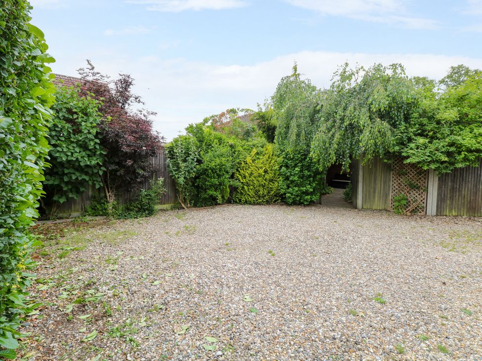 A garden area with gravel and greenery at Birch Cottage in Brundall