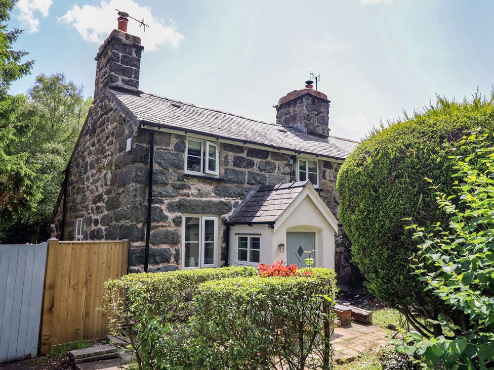 A cottage with stone walls and a garden at Islwyn in Llanuwchllyn near Bala