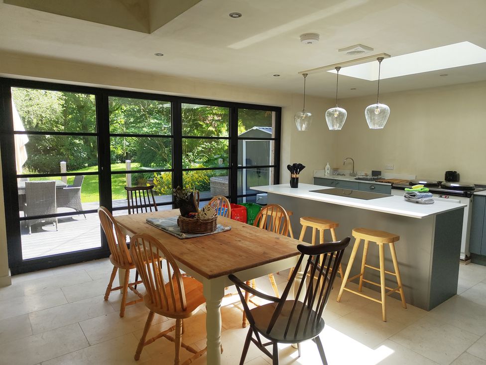 A kitchen with a dining table and chairs at Islwyn in Llanuwchllyn near Bala