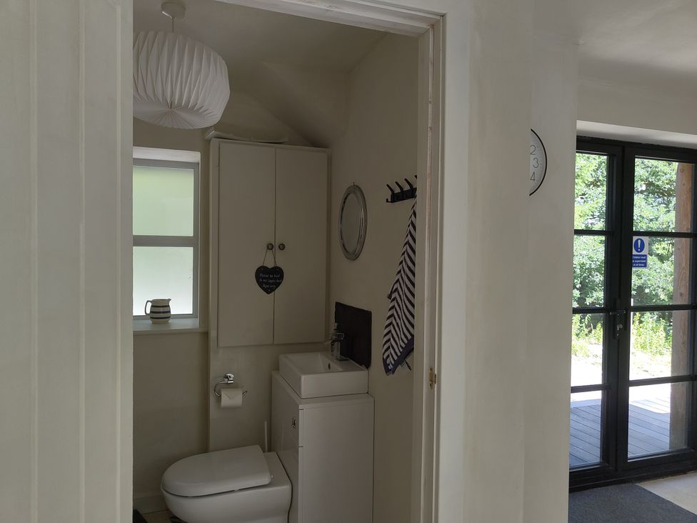 A bathroom with a toilet and sink at Islwyn in Llanuwchllyn near Bala