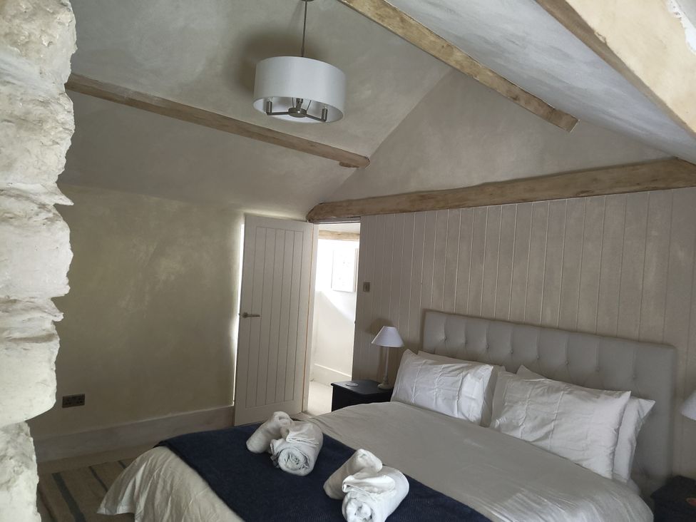 A bedroom with a bed and lamp at Islwyn in Llanuwchllyn near Bala