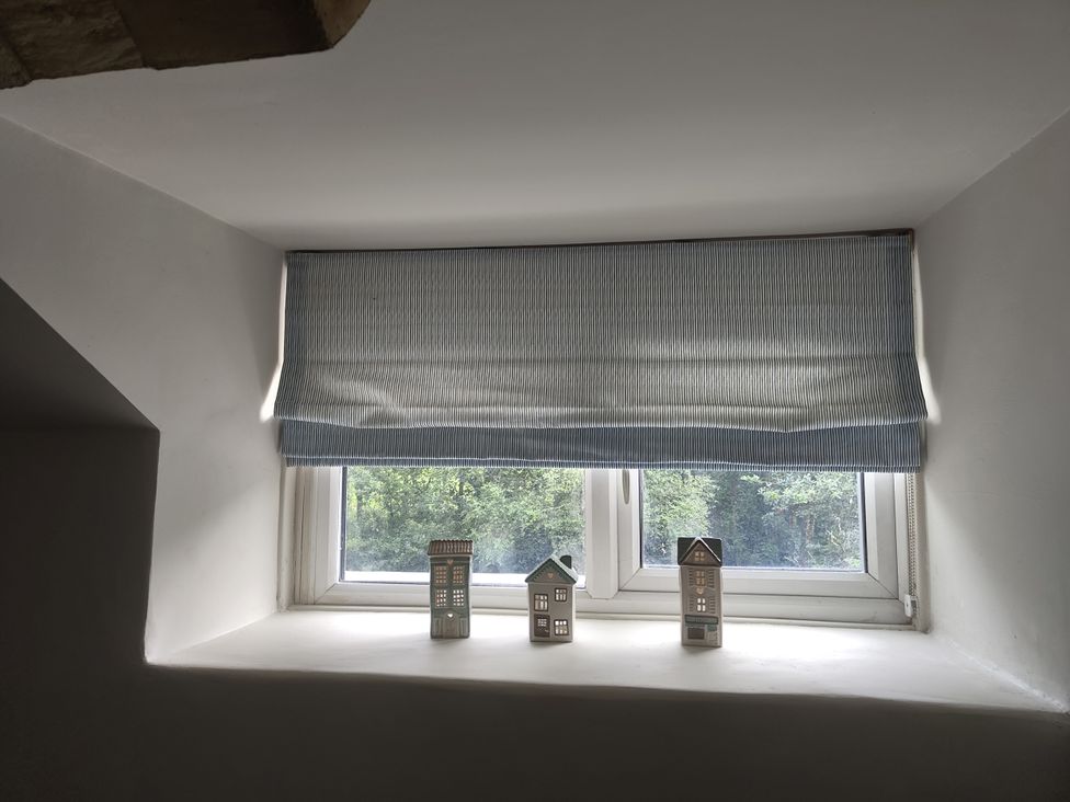 A window with blinds and decorative houses at Islwyn in Llanuwchllyn near Bala