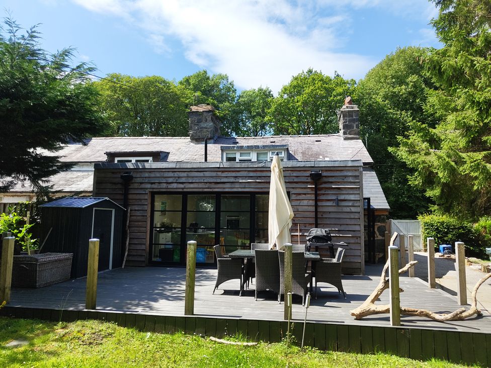 An outdoor area with a dining table and chairs at Islwyn near Llanuwchllyn
