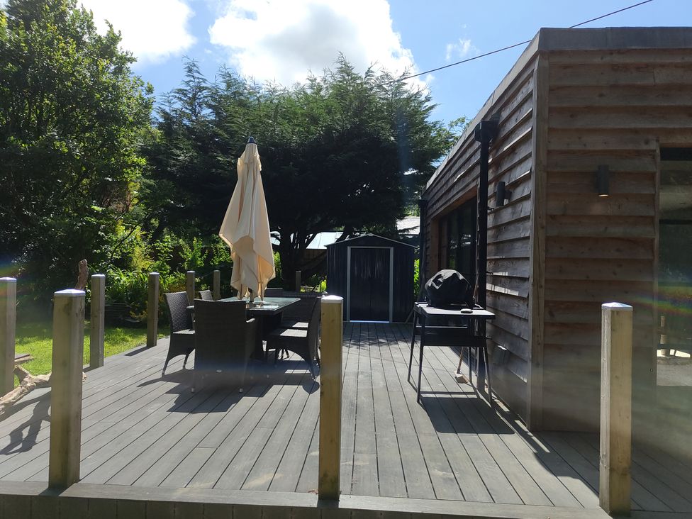 An outdoor area with a table and chairs at Islwyn Llanuwchllyn near Bala